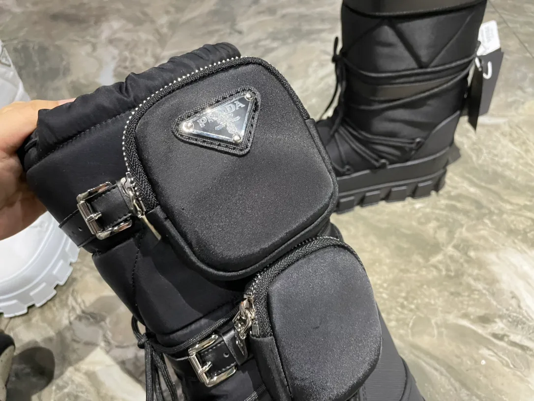 👟👟Ex-factory price 880👟👟 The highest version on the market, Prada's king style, snow boots, ski boots, chubby, so cute and cute →_→ From the Prada limited series, unique. Shiny nylon Oblique upper with criss-cross straps for an ideal fit. The boots are made of technical fabric and have a short-cut version. They can be worn in the city or in the mountains. They make the calves slimmer, taller, warmer and have a concave shape. The boots and soles use the original waterproof effect. The size is 35-40. 41Customized